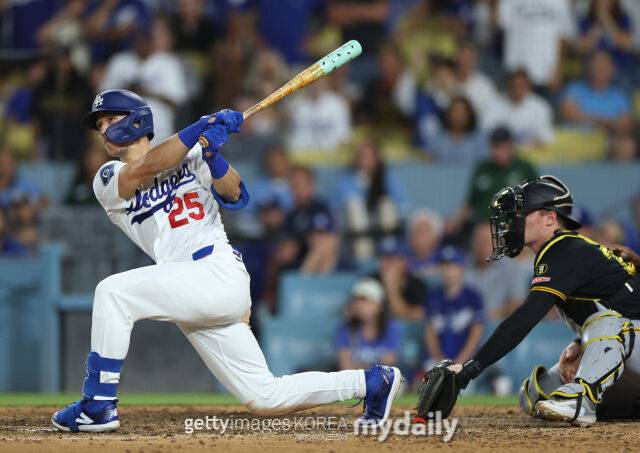 메이저리그(MLB) LA 다저스 야마모토 요시노부가 22일(한국시각) 열린 피츠버그와 홈 경기에 선발 등판해 역투하고 있다. 그는 이날 6.1이닝 2실점으로 호투했지만 승리투수가 되진 못했다./게티이미지코리아