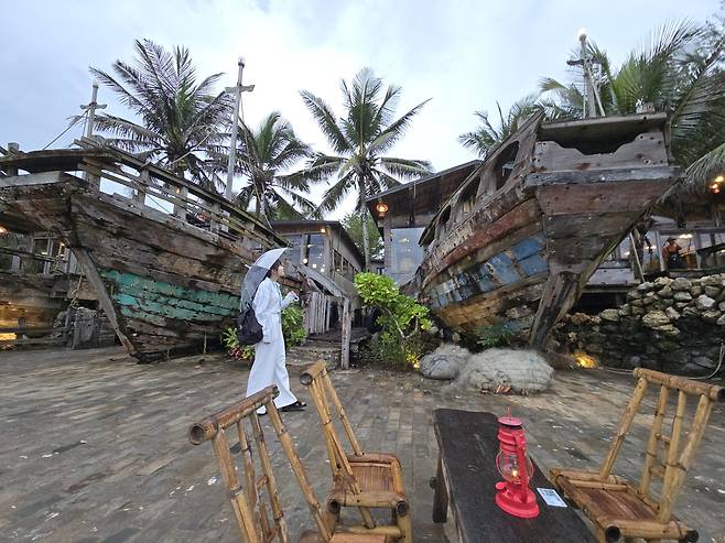 보아오진 팡하이 어촌마을의 바다이야기는 미식과 낭만을 선사하며 여행자들의 술맛을 돋운다. 배 앞에 한참 동안 서있던 한국인 여행자가 술과 미식이 기다리고 있는 ‘바다이야기’ 홀 쪽으로 서둘러 발걸음을 옮기고 있다.