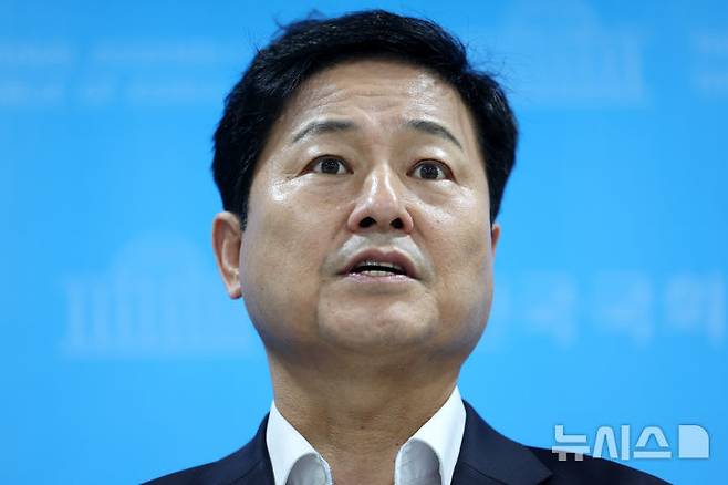 [서울=뉴시스] 조성우 기자 = 김영배 더불어민주당 서울시당위원장이 22일 서울 여의도 국회 소통관에서 오세훈 서울시장과 주택 공급 관련 오찬 회동 백브리핑을 하고 있다. 2026.08.22. xconfind@newsis.com
