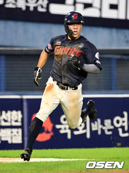[OSEN=잠실, 지형준 기자] 21일 서울 잠실야구장에서 2026 신한 SOL KBO리그 두산 베어스와 롯데 자이언츠의 경기가 열렸다.두산은 최승용, 롯데는 김진욱이 선발로 나섰다.8회초 2사 2루에서 롯데 김동혁이 나승엽의 유격수 땅볼에 홈으로 내달리고 있다. 2026.08.21 / jpnews@osen.co.kr