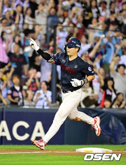 [OSEN=잠실, 지형준 기자] 21일 서울 잠실야구장에서 2026 신한 SOL KBO리그 두산 베어스와 롯데 자이언츠의 경기가 열렸다.두산은 최승용, 롯데는 김진욱이 선발로 나섰다.6회초 무사에서 롯데 고승민이 우월 솔로포를 날리며 기뻐하고 있다. 2026.08.21 / jpnews@osen.co.kr