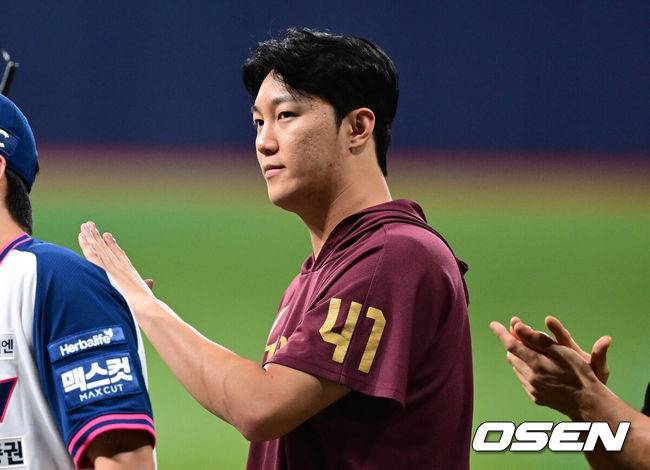 [OSEN=고척, 최규한 기자] 프로야구 키움 히어로즈가 KIA 타이거즈의 7연승 도전을 저지했다.&nbsp;키움은 22일 서울 고척스카이돔에서 열린 ‘2026 신한은행 SOL Bank KBO리그’ KIA와의 경기에서 3-1로 승리했다. 이날 승리로 키움은 5연패에서 탈출했다.&nbsp; 부상에서 복귀한 키움 선발투수 안우진은 7이닝 1피안타 1사구 6탈삼진 무실점 호투로 시즌 3승을 수확했다. 경기를 마치고 키움 승리투수 안우진이 동료들과 인사를 나누고 있다. 2026.08.22 / dreamer@osen.co.kr