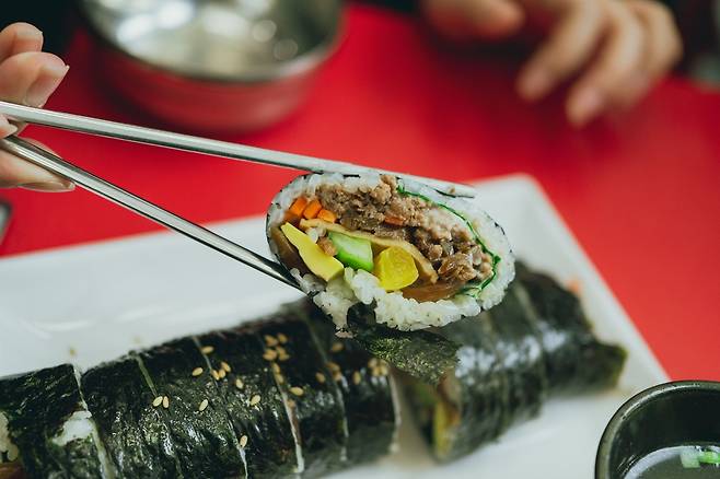 서울 지역 김밥 한 줄 평균 가격이 4000원에 다가서면서 대표적인 서민 외식 메뉴의 가격 부담도 커지고 있다. Pexels