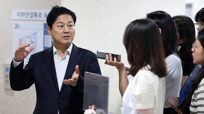 더불어민주당 서울시당위원장 김영배 의원이 22일 서울 여의도 국회 소통관에서 오세훈 서울시장과 주택 공급 관련 오찬 회동 백브리핑을 마친 뒤 취재진 질문에 답하고 있다. 뉴시스