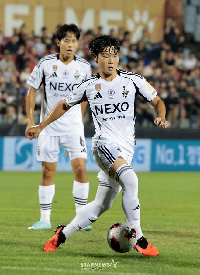 전북 김예건이 16일 부천종합운동장에서 열리는 하나은행 K리그 2026 부천FC1995와  전북현대 경기 전반 드리블을 시도하고 있다.   2026.08.16. /사진=강영조 cameratalks@