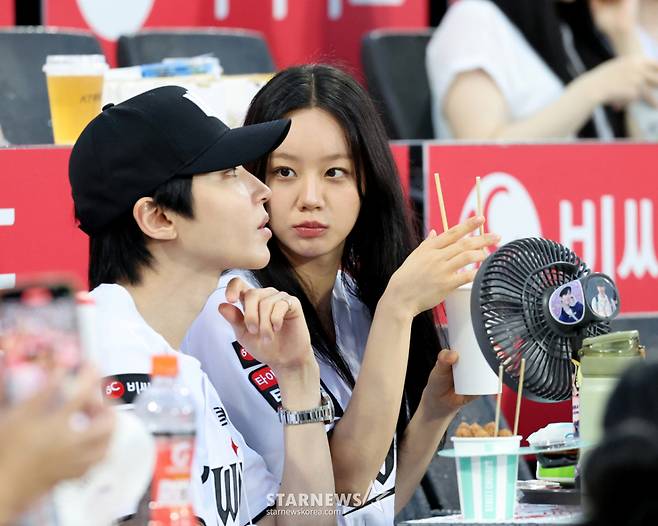 시구-시타에 나섰던 혜리와 황인엽이 9일 수원KT위즈파크에서 열리는 2026KBO리그 전반기 마지막 3연전 키움히어로즈와 KT위즈 경기를 관전하고 있다. 2026.07.09. /사진=강영조 cameratalks@