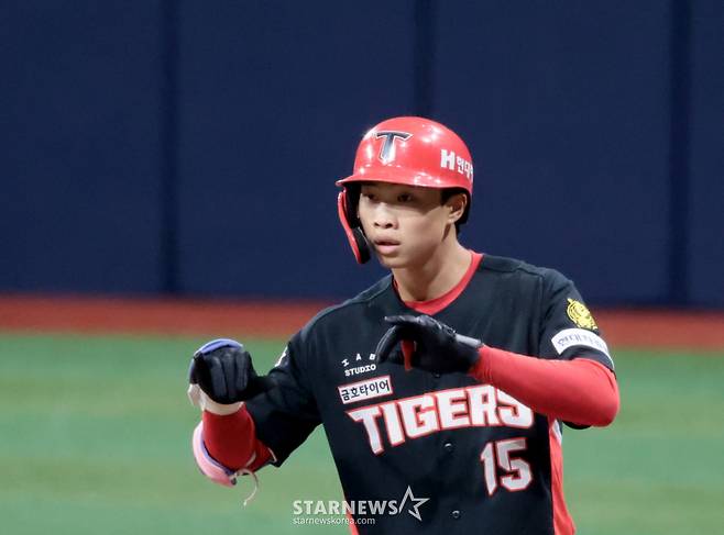 기아 1번타자 박재현이  21일 고척스카이돔에서 열린 2026KBO리그 키움히어로즈와 KIA타이거즈 경기 1회초 선두타자 안타로 출루하고 있다. 2026.08.21. /사진=강영조 cameratalks@