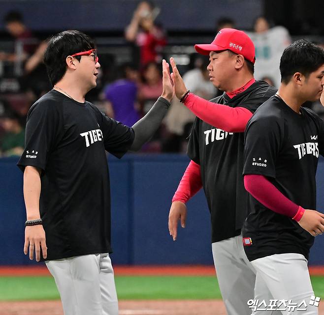 21일 오후 서울 구로구 고척스카이돔에서 열린 '2026 신한 SOL Bank KBO리그' KIA 타이거즈와 키움 히어로즈의 경기, KIA가 선발 양현종의 호투와 김호령의 만루 홈런에 힘입어 키움에 11:1 대승을 거뒀다.  이날 경기에서 승리한 KIA 이범호 감독이 선수들과 하이파이브를 하고 있다. 고척, 김한준 기자