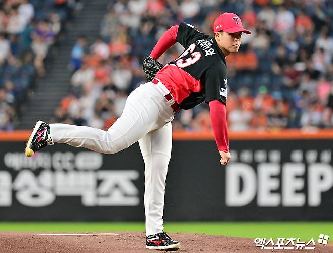 19일 오후 대전 한화생명 볼파크에서 열린 '2026 신한 SOL Bank KBO리그' KIA 타이거즈와 한화 이글스의 경기, 1회말 KIA 선발투수 시라카와가 공을 힘차게 던지고 있다. 엑스포츠뉴스 DB