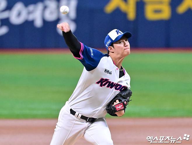 22일 오후 서울 구로구 고척스카이돔에서 열린 '2026 신한 SOL Bank KBO리그' KIA 타이거즈와 키움 히어로즈의 경기, 1회초 키움 선발투수 안우진이 공을 힘차게 던지고 있다. 고척, 김한준 기자