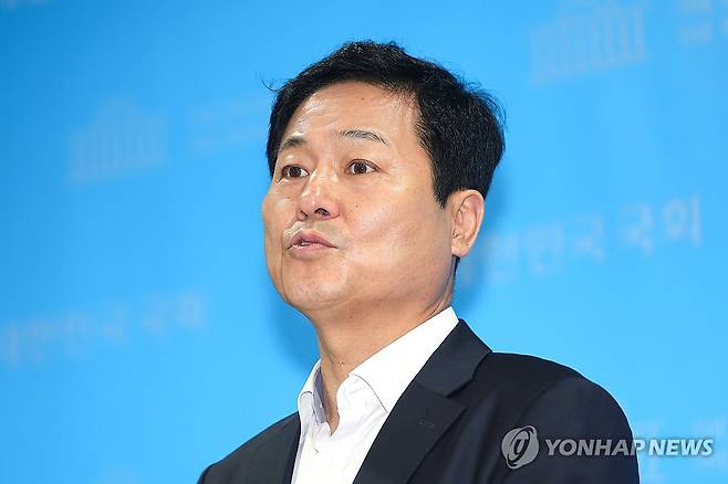 오세훈 시장과 주택공급 관련 회동 마친 뒤 백브리핑하는 김영배 의원 (서울=연합뉴스) 서대연 기자 = 더불어민주당 서울시당위원장인 김영배 의원이 22일 오세훈 서울시장과의 회동을 마친 뒤 국회 소통관에서 백브리핑을 하고 있다.
    김 의원은 이날 오 시장과 만나 용산공원 주택방안 등을 논의했다고 밝혔다. 2026.8.22 dwise@yna.co.kr