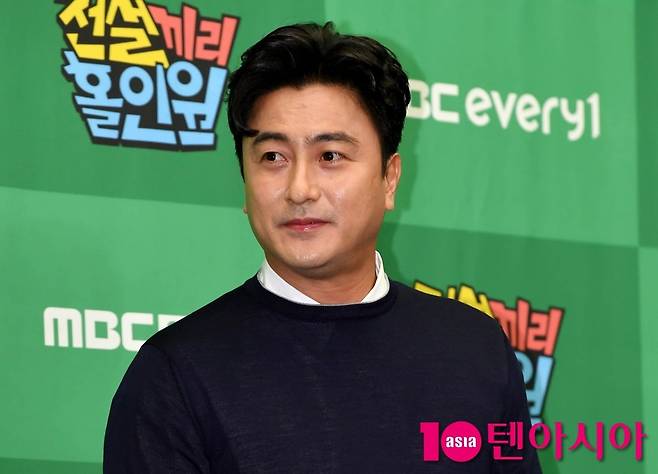 안정환이 하석진의 냉장고를 살펴보던 중 식재료 개봉을 거부한다./사진=텐아시아DB
