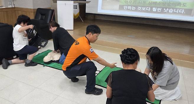 서산교육지원청, 학부모·학생과 함께하는 심폐소생술 교육 모습(사진=서산교육지원청 제공)