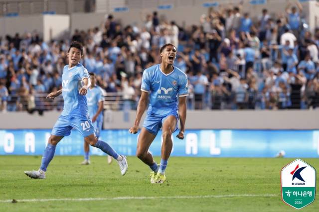 프로축구 K리그2 대구FC의 데커스가 지난 22일 아이엠뱅크파크에서 열린 부산 아이파크와의 대결에서 후반 추가시간 2분에 골을 넣고 기뻐하고 있다. K리그 제공