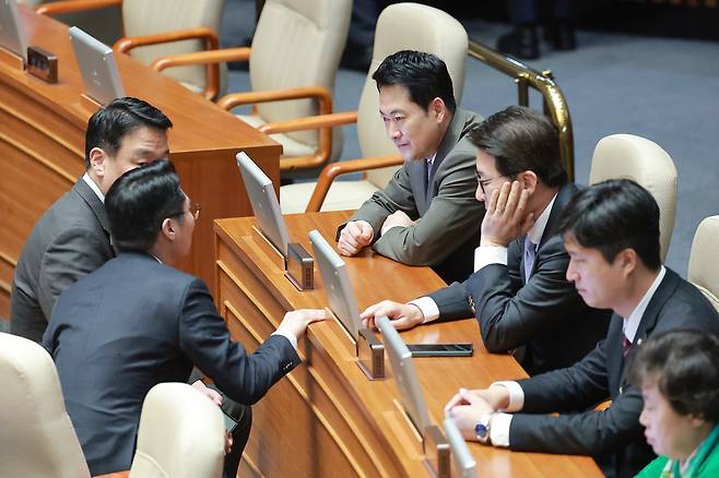 국민의힘 장동혁 대표가 지난 4월 국회 본회의에서 신동욱 수석최고위원, 박준태 당대표 비서실장, 정희용 사무총장 등과 대화하고 있다. (출처 : 뉴시스)