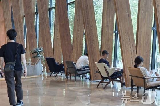 23일 오전 찾은 전북 전주시 덕진구 우아동의 아중호수도서관에는 더위를 피해 피서를 온 시민들로 북적였다. ⓒ 뉴스1 장수인 기자
