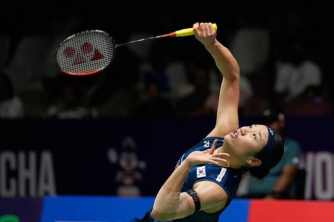 안세영이 22일(한국 시간) 인도 뉴델리에서 열린 2026 세계배드민턴연맹(BWF) 세계선수권대회 여자 단식 4강에서 중국의 왕즈이(3위)를 상대하고 있다. 사진 | 뉴델리=AP 연합뉴스