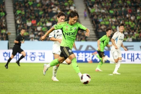 전북현대 소속 이승우가 22일 전주월드컵경기장에서 열린 울산HD와의 홈경기 중 드리블을 이어가고 있다. /사진=한국프로축구연맹