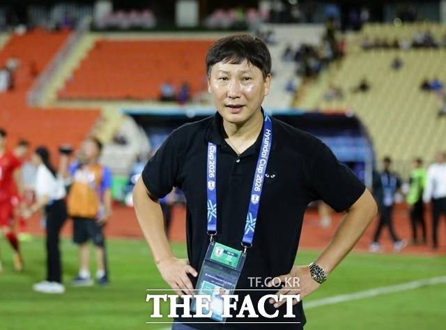 베트남축구대표팀을 이끌고 있는 김상식 감독은 22일 태국 방콕에서 열린 2026 아세안 현대켭 결승 1차전에서 2-0 완승을 거두며 사상 첫 연속 우승을 앞두고 있다./베트남 축구연맹