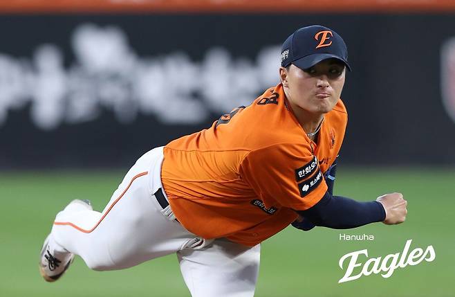 박준영이 23일 한화생명볼파크에서 열린 2026 KBO리그 LG 트윈스와의 주말 3연전 마지막 경기에서 1이닝 동안 8실점을 내주며 조기 강판됐다. 한화이글스 제공