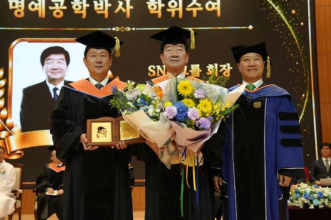 최평규 SNT그룹 회장(가운데)과 박민원 국립창원대학교 총장(왼쪽), 이유한 국립창원대학교 대학원장이 명예공학박사 학위 수여식에서 기념촬영을 하고 있다. SNT그룹 제공