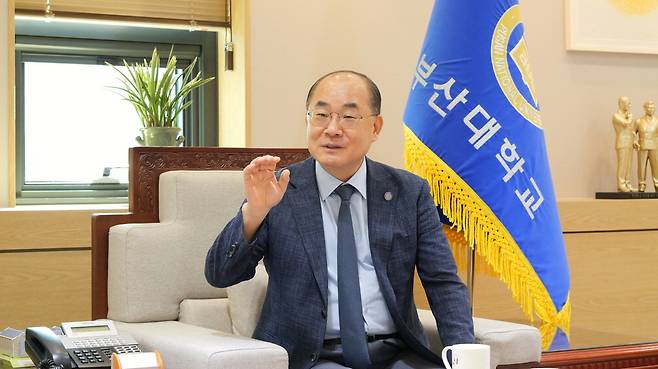 최재원 부산대 총장이 지난 20일 부산대 대학본부에서 정부의 거점국립대 패키지 지원사업에 관해 설명하고 있다.  부산대