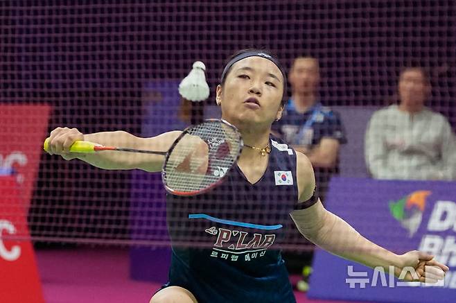 [뉴델리=AP/뉴시스] 안세영(1위)이 20일(현지 시간) 인도 뉴델리에서 열린 2026 세계배드민턴연맹(BWF) 세계선수권대회 여자 단식 16강전에서 미아 블리크펠트(16위·덴마크)와 경기하고 있다. 안세영이 43분 만에 2-0(21-16 21-10)으로 승리하고 8강에 올랐다. 2026.08.20.
