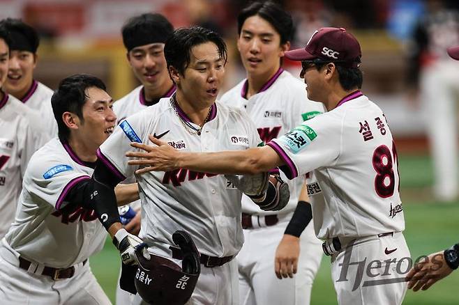 [서울=뉴시스] 프로야구 키움 히어로즈의 김재현이 23일 서울 고척스카이돔에서 열린 KIA 타이거즈와의 경기에서 9회말 역전 끝내기 만루 홈런을 날린 뒤 동료들의 축하를 받고 있다. (사진 = 키움 히어로즈 제공) *재판매 및 DB 금지