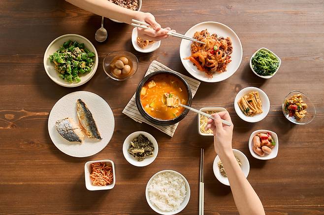 연구팀은 식사 시간을 조절하는 것보다 음식의 섭취 순서를 바꾸는 것이 식후 혈당 상승을 억제하는 데 더 실용적인 전략일 수 있다고 설명했다. 게티이미지뱅크