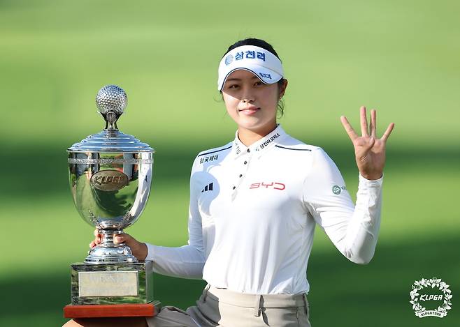 BC카드·한경 제48회 KLPGA 챔피언십에서 정상에 올라 생애 첫 메이저 퀸 영광과 함께 시즌 4승을 기록한 서교림이 손가락 네 개를 펴고 우승 기쁨을 만끽하고 있다. 사진제공  |  KLPGA