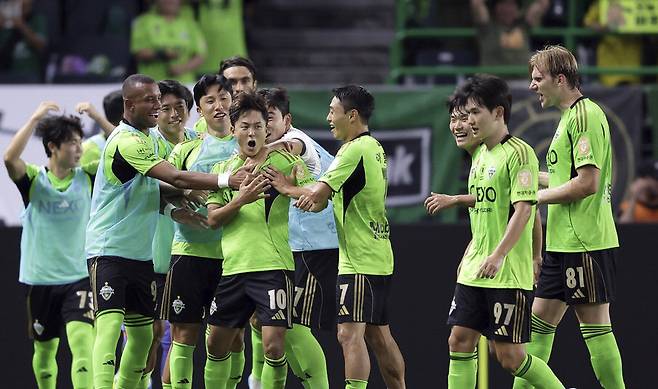 이승우 등 전북 선수들이 지난 22일 울산전에서 선취골을 넣은 뒤 세리머니하고 있다. 프로축구연맹