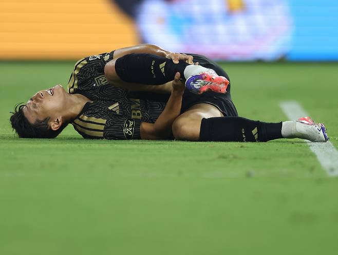 LAFC 손흥민 23일 미국 캘리포니아주 로스앤젤레스BMO 스타디움에서 열린 포틀랜드전에서 발목을 잡고 괴로운 듯 쓰러져 있다. 게티이미지코리아