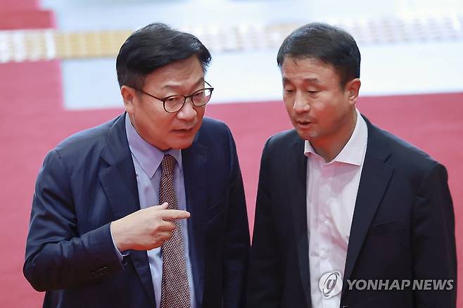 대화 나누는 여야 원내대표 (서울=연합뉴스) 신현우 기자 = 더불어민주당 한병도 대표 직무대행 겸 원내대표와 국민의힘 정점식 원내대표가 31일 국회에서 본회의 참석 뒤 대화하고 있다. 2026.7.31 nowwego@yna.co.kr