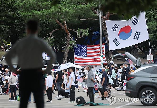 계속되는 개표소 봉쇄 시위 [연합뉴스 자료사진]