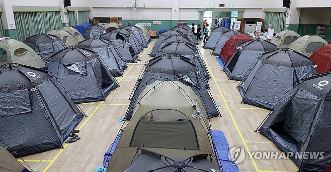 거제 산사태 이재민 대피소 지난 19일 오전 경남 거제시 옥포초등학교 강당에 산사태 피해 주민들을 위한 텐트가 펼쳐져 있다.