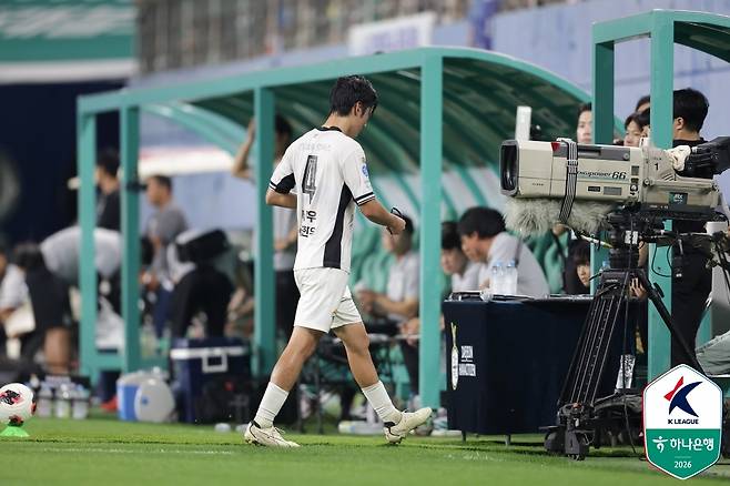 퇴장당하는 강원 서민우. [한국프로축구연맹 제공. 재판매 및 DB 금지]