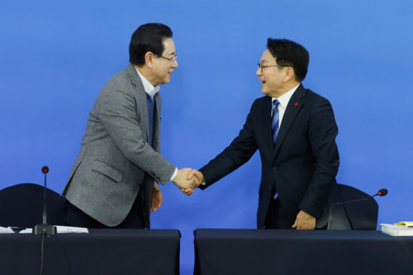 강기정(오른쪽) 광주시장과 김영록 전남도지사가 4일 전남 해남문화예술회관에서 열린 '광주·전남 행정통합 찾아가는 타운홀 미팅'을 마친 뒤 악수하고 있다. 판영석 기자