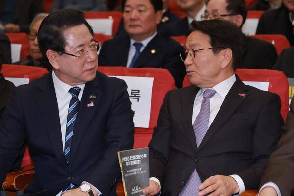 김영록 전남도지사(왼쪽)와 강기정 광주시장이 지난달 25일 국회의원회관에서 5·18정신헌법전문수록개헌국민추진위원회와 더불어민주당 민형배 의원실이 연 5·18정신 헌법전문수록 촉구 결의대회에 참석해 대화하고 있다. 연합뉴스