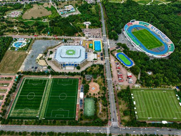 경주시가 '2026 화랑대기 전국 유소년 축구대회'를 앞두고 경주축구공원 5구장에서 인조잔디 교체 작업을 마무리 하고 대회 준비를 모두 마쳤다. 유소년 축구대회가 열리는 경주축구공원과 시민운동장 일원 전경. 경주시 제공