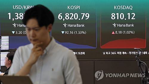 24일 서울 중구 하나은행 본점 딜링룸 현황판[연합뉴스 자료사진]