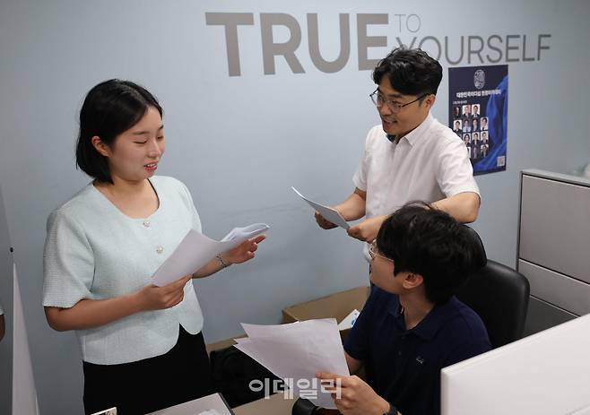 [이데일리 노진환 기자] 리얼미터 직원들이 지난 21일 서울 여의도 사무실에서 여론조사 결과에 대한 의견을 교환하고 있다.