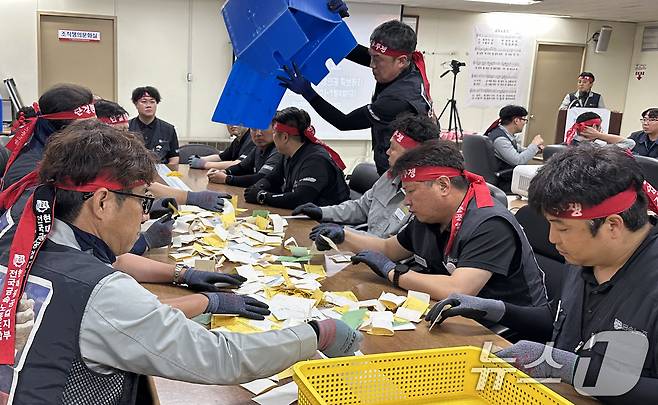 4일 울산시 동구 HD현대중공업 노동조합 지부 대회의실에서 파업 찬반투표 개표가 진행되고 있다. (금속노동조합 현대중공업 지부 제공. 재판매 및 DB 금지) 2025.7.4 ⓒ 뉴스1 조민주 기자