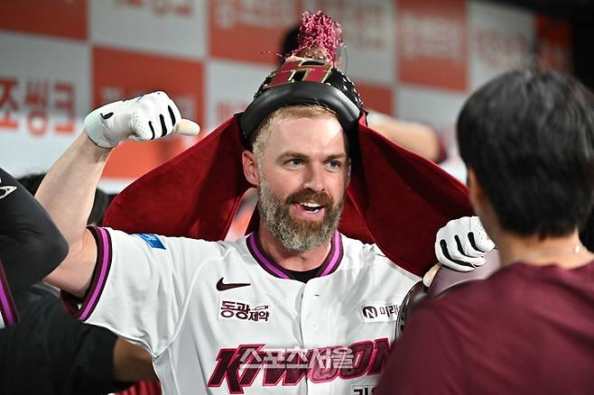 키움 데이비슨이 21일 서울 고척스카이돔에서 열린 2026 KBO리그 삼성전 5회말 2사 1루 상황에서 삼성 선발 최원태를 상대로 2점 홈런을 치고 동료들과 하이파이브를 하고 있다. 고척 | 박진업 기자 upandup@sportsseoul.com
