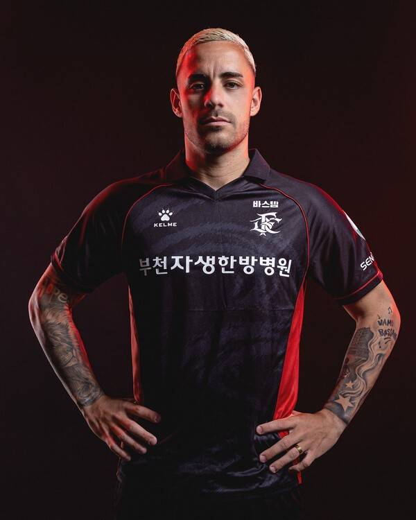 K리그1 무대에 뛰어든 부천FC1995가 이번에는 유니폼에 '돌풍'을 새겼다. ('Blast From Crowd' 2026시즌 써드 유니폼 공개(필드)). /사진=부천FC1995