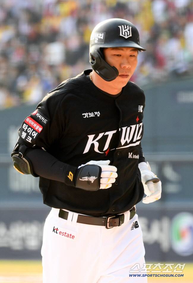 29일 잠실구장에서 열린 LG와 KT의 경기. KT 이정훈이 안타를 날린 뒤 기뻐하고 있다. 잠실=박재만 기자 pjm@sportschosun.com/2026.03.29/