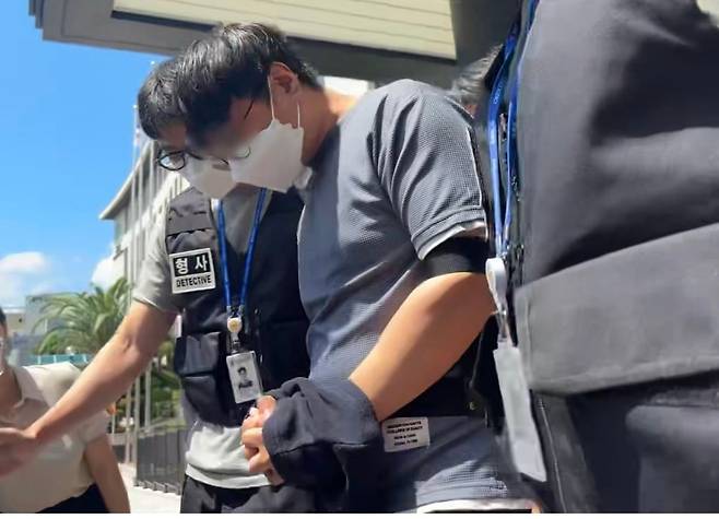 장미란(37)씨 실종 사건을 허위 종결한 혐의로 긴급 체포된 A경장이 24일 제주지방법원에서 체포적부심 심사를 받고 나오고 있다. /뉴스1