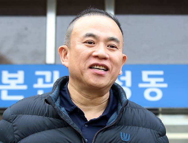 정치자금법 위반 등 혐의로 재판에 넘겨진 '정치 브로커' 명태균씨. /뉴스1