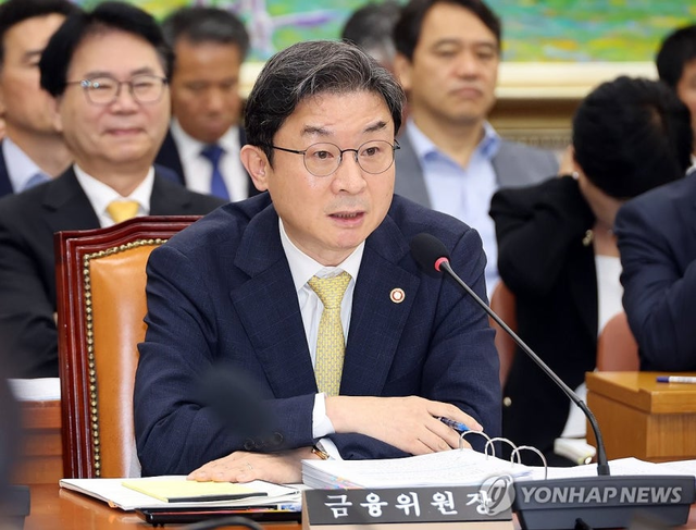 이억원 금융위원장이 24일 국회에서 열린 정무위원회 제1차 전체회의에서 위원들의 질의에 답하고 있다. [연합뉴스]