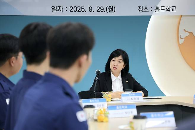 홍소영 병무청장이 지난해 9월 29일 특수교육기관인 홀트학교(경기 고양)에서 복무 중인 사회복무요원과 간담회를 하고 있다. 병무청 제공