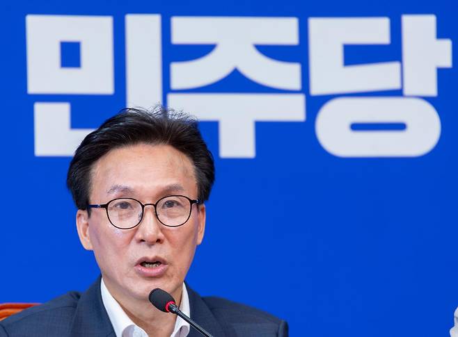 김민석 더불어민주당 대표가 24일 국회에서 열린 최고위원회의에서 발언하고 있다. 연합뉴스
